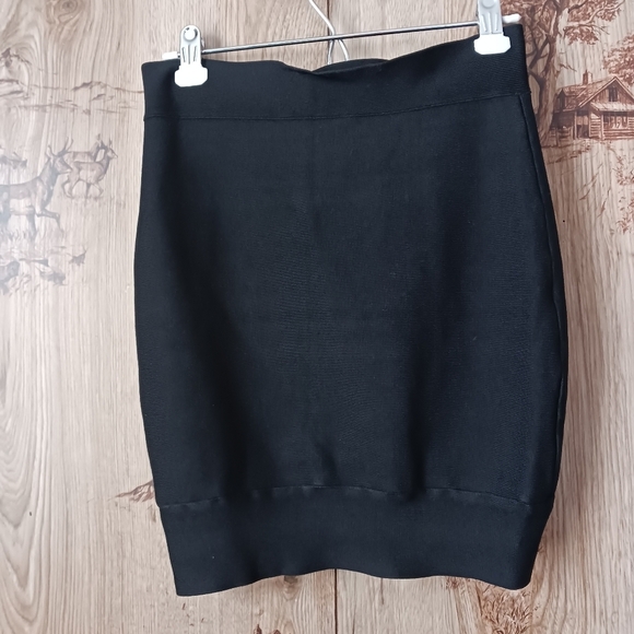Y2K BCBG MaxAzria Body Con Cross Hem Mini Skirt Size Medium - Picture 2 of 5